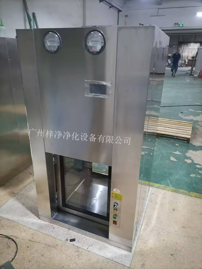 傳遞窗是一種用于潔凈室內(nèi)部或潔凈室與外界之間傳遞物品的設(shè)備，可以防止外部污染進(jìn)入潔凈室。