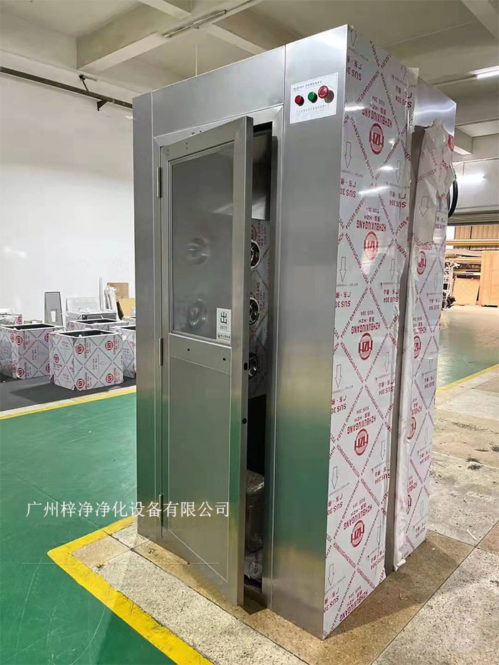 在安裝全不銹鋼風(fēng)淋室通道之前，首先需確定全不銹鋼風(fēng)淋室位置