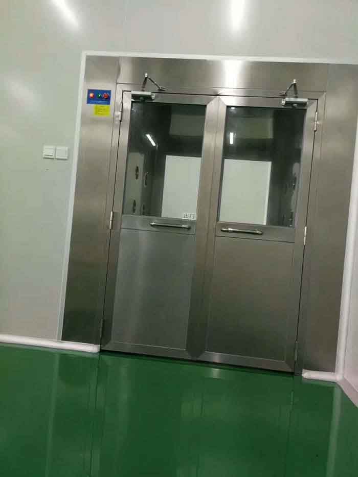 風(fēng)淋室的主要作用是對進(jìn)入潔凈室的人員進(jìn)行快速的人身凈化
