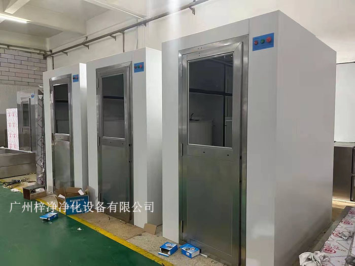 風(fēng)淋室作為潔凈室的人身凈化裝置，對于維持潔凈室的潔凈度至關(guān)重要。