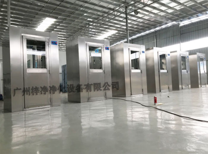 風淋室可以有效去除進入實驗室人員的衣物、頭發等表面攜帶的塵埃和微粒，降低實驗室內的污染風險。