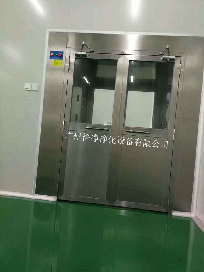 檢查風(fēng)淋室高效過濾器和初效過濾器是否干凈，如有灰塵或雜質(zhì)，應(yīng)進行清潔或更換。