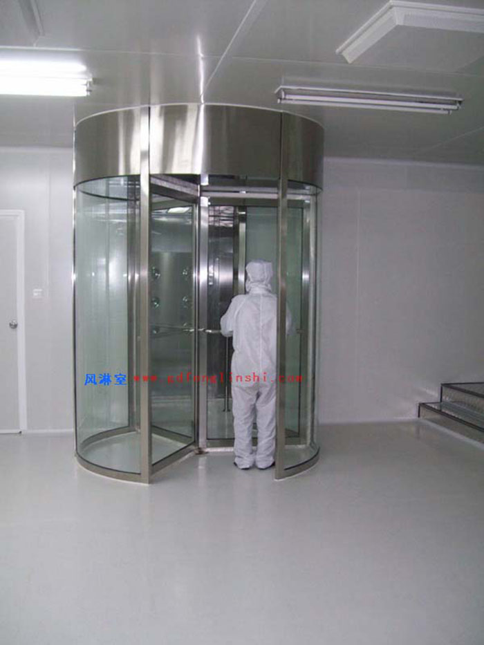 風(fēng)淋室是醫(yī)療設(shè)備生產(chǎn)車(chē)間中不可或缺的潔凈設(shè)備